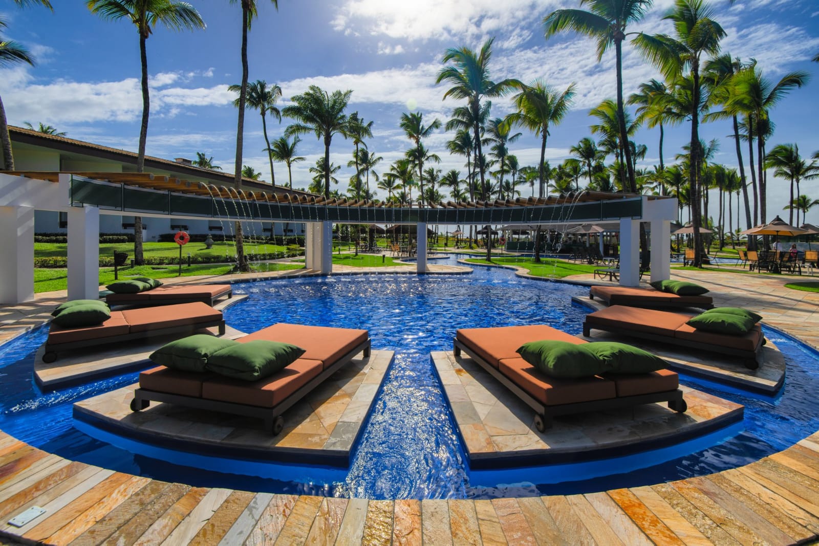 Piscina com espreguiçadeiras no Transamerica Comandatuba
